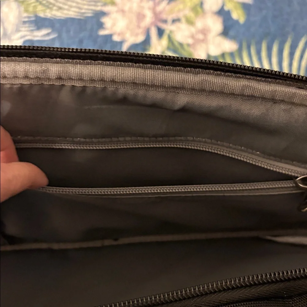 NWOT Black Travelpro Suitor Bag